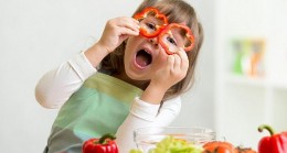 Çocukları sebzeleri denemeye zorlamayın; sadece cesaretlendirin