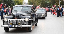 Kadıköy’de Klasik Otomobillerden Cumhuriyet Konvoyu