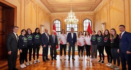 İTÜ Geliştirme Vakfı Spor Kulübü’nün Ödülü Yüzücüleri İBB Başkanı İle Buluştu