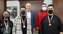 Didim’in Şampiyon Boksörleri Başkan Atabay’ı Ziyaret Etti
