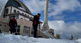 A Takımı, cuma namazı öncesi camileri kardan temizledi