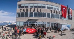23 Nisan’da 2365 Metrede Türk Bayrağı’nı Dalgalandırdılar
