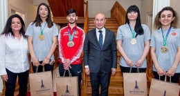 İşitme engelli olimpiyat şampiyonları Başkan Soyer’i ziyaret etti