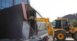 İş merkezine ait kaçak bölümler yıkıldı