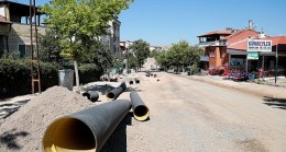 Nevşehir Belediyesi tarafından altyapısı yenilenen Dr. Sadık Ahmet Caddesi’nde yağmur suyu hattı döşeniyor.