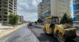 Bayraklı sokaklarına 62 bin metrekare asfalt serimi