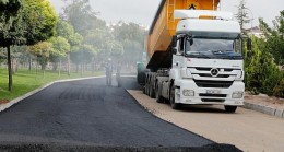 Nevşehir Belediyesi tarafından altyapısı yenilenen Cevdet Bey Sokak’ta sıcak asfalt serimi yapılıyor