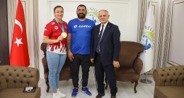 Şampiyon Sporcudan Başkan Öztürk'e Ziyaret