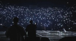 Sevilen müzik grubu Gece Yolcuları Dokuz Eylül Üniversitesi (DEÜ) Amfi Tiyatro'da üniversiteli hayranlarına unutulmaz bir gece yaşattı