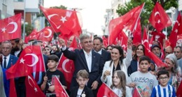 23 Nisan coşkusu İzmir’de sokaklara taştı