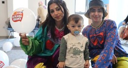 Hastanedeki çocuklara 23 Nisan sürprizi
