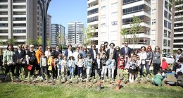 Yeni parkın bitkilerini minikler dikti