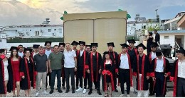 Öğrencilerin mezuniyet sevinci