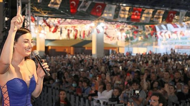 Keklikpınarı Kapalı Pazar Yeri Sevcan Orhan Konseriyle Açıldı