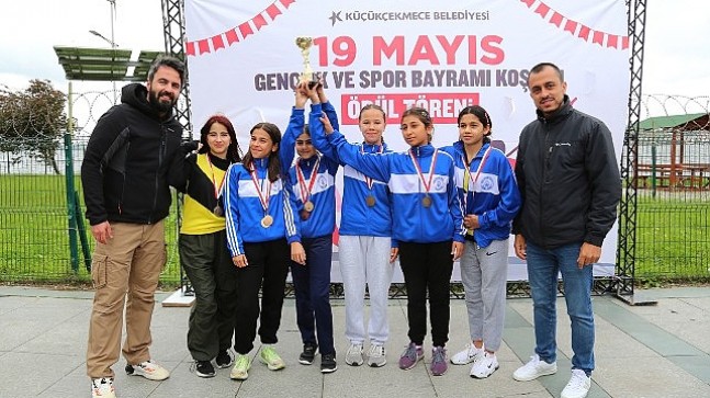 Küçükçekmece Belediyesi ve İlçe Milli Eğitim Müdürlüğü işbirliği ile okullar arası 19 Mayıs Gençlik ve Spor Bayramı kros yarışması düzenlendi