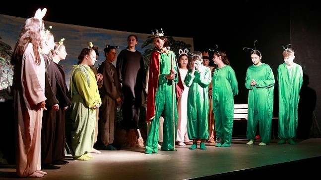Sanatta 25. yılına giren Burhaniye Belediyesi Kent Tiyatrosu, Burhaniye'nin kırsal mahallerinde çocuk tiyatrosu sahneleyecek