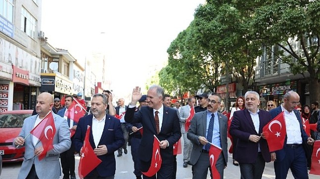 İnegöl’de 23 Nisan coşkusu sokaklara taştı