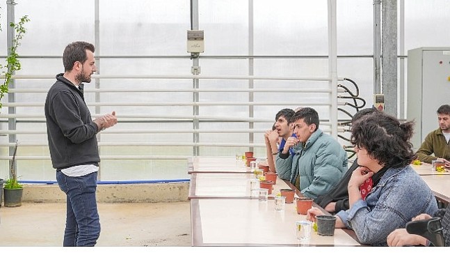 Seranın Özel Konukları Çiçek Dikti