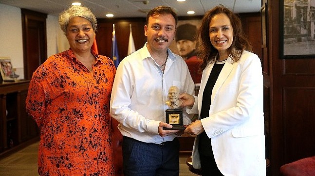 Karşıyaka Belediye Tiyatrosu’nda ödül gururu!