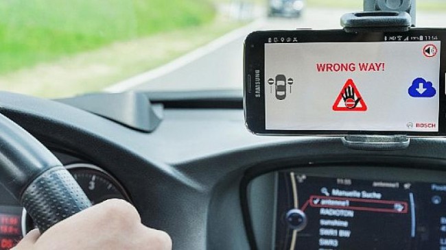 Bosch’un yanlış yönde giden sürücü uyarı sistemi artık ŠKODA araçlarında da yer alıyor