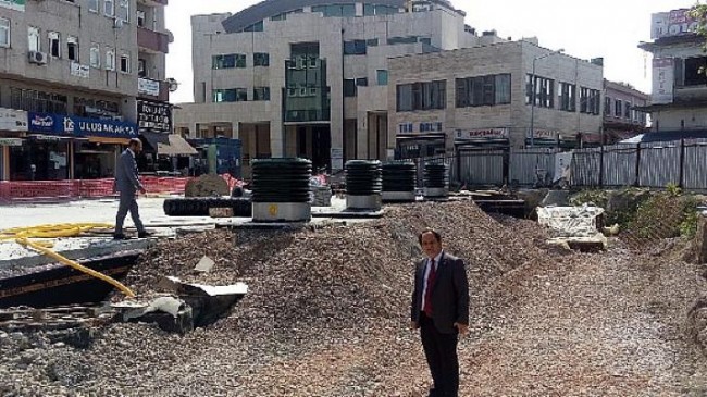 CHP’li Ecevit Keleş Unkapanı Meydanı’nda esnafın sorunlarını dinledi