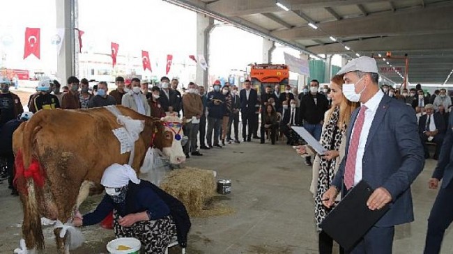Gölbaşı Belediyesi; AGROTEC Tarım Fuarı’nda Süt Sağma Yarışması..