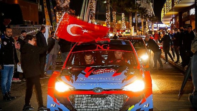 41’inci İstanbul Rallisi’nde Erkan Güral, araç ve kıyafet renk uyumuyla yarışın yıldızı oldu