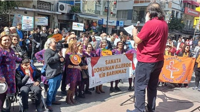 İzmir’de Dünya Tiyatro Günü coşkuyla kutlandı