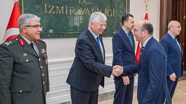 Başkan Vekili Özuslu, İzmir Valiliği’ndeki bayramlaşma törenine katıldı