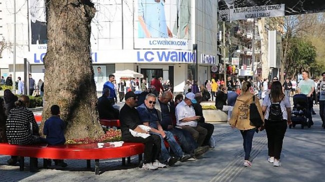 Cumhuriyet Bulvarı cıvıl cıvıl