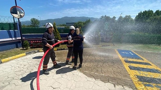 Büyükşehir İtfaiyesinden acil durum ekiplerine uygulamalı eğitim