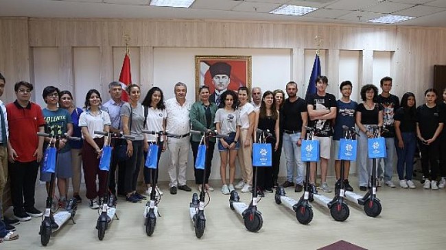 Başkan Çerçioğlu Gençlere Ödüllerini Verdi
