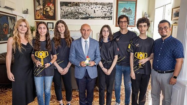 Başkan Soyer robot dünya şampiyonlarını ağırladı