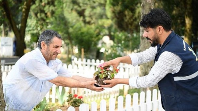 Kartepe Belediyesi Arife Günü Mezarlıklarda Çiçek Dağıttı