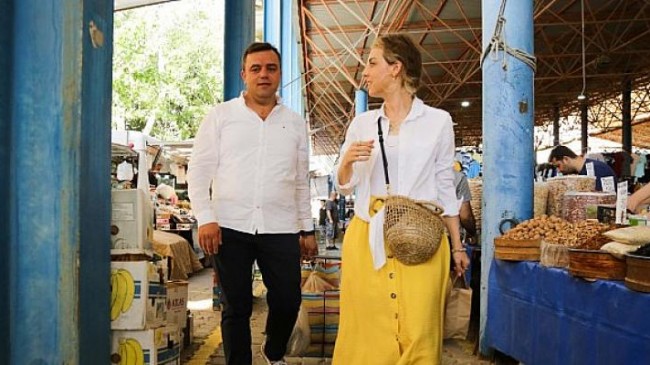 Başkan Aydın eşiyle birlikte pazar alışverişi yaptı