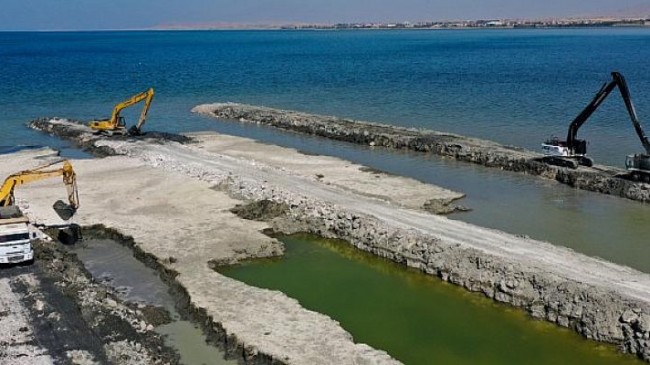 Van Gölü’ndeki Dip Çamuru Temizliği Titizlikle Devam Ediyor