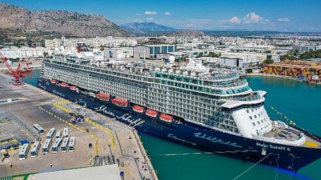 Lüks yolcu gemisi Mein Schiff 6 Antalya’ya geldi