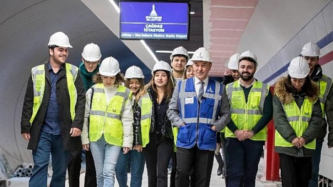 Başkan Tunç Soyer İzmir’in yeni metrosunda üniversite öğrencileriyle buluştu