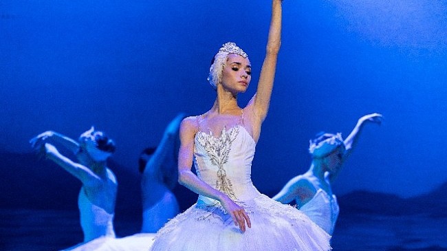 Moskova Devlet Akademik Klasik Bale Tiyatrosu, Kuğu Gölü ile İzleyenleri Büyüledi