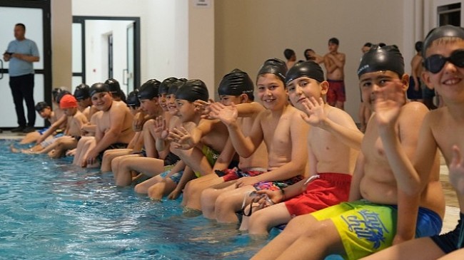 Büyükşehir'in “Yüzme Bilmeyen Kalmasın" Projesi Şimdi Ereğli ve Karapınar'da