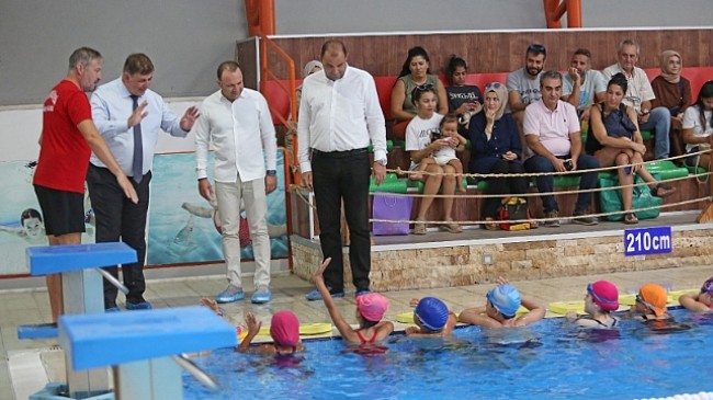 Başkan Tugay, “ayda 1100 çocuğumuza yüzme öğretiyoruz"