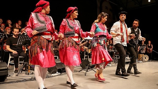 Bornova'da Halk Dansları Festivali