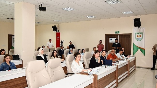 İznik'in benzersiz zanaat ve el sanatları ürünlerini, modern teknolojilerle daha geniş kitlelere ulaştırmayı amaçlayan program İznik Belediyesi'nde başladı