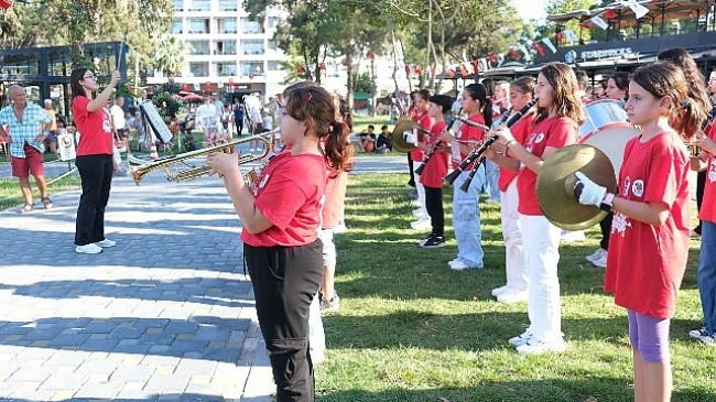 Kemer Belediyesi Gençlik Orkestrası'ndan mini konser