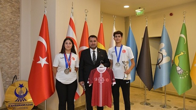 Kahramankazan Belediyespor Kulübü sporcuları, Kahramankazan Belediye Başkanı Selim Çırpanoğlu’nu makamında ziyaret etti.