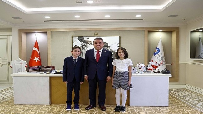 Başkan Böcek makamını çocuk başkana devreti