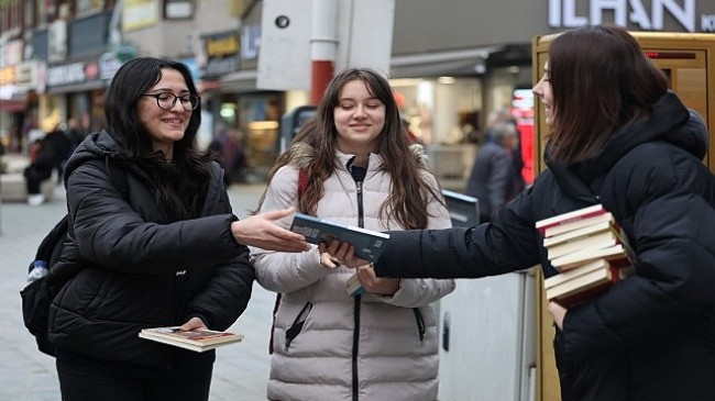 Cumhuriyet Bulvarı’nda kitap sürprizi