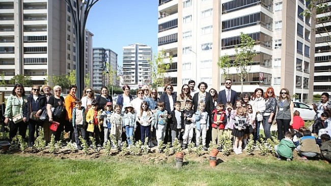 Yeni parkın bitkilerini minikler dikti