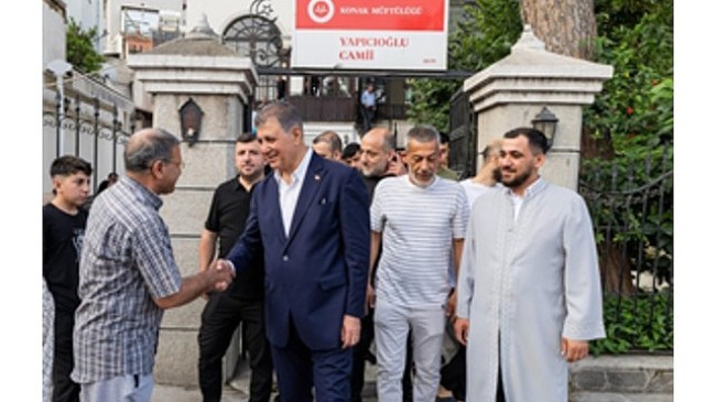 Başkan Tugay vatandaşlarla bayramlaştı