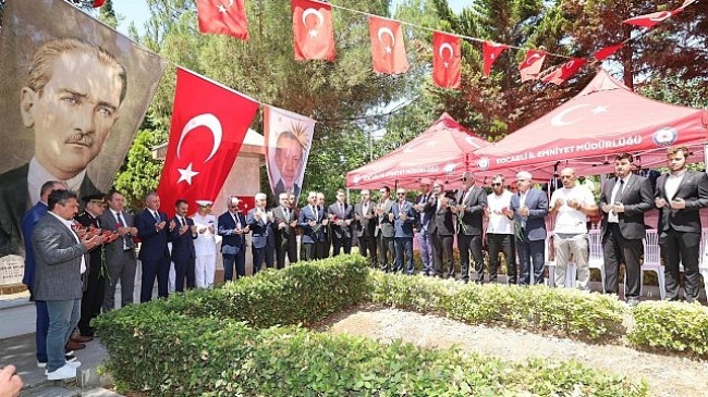 Aktaş ve Büyükakın, dua okudu, karanfil bıraktı